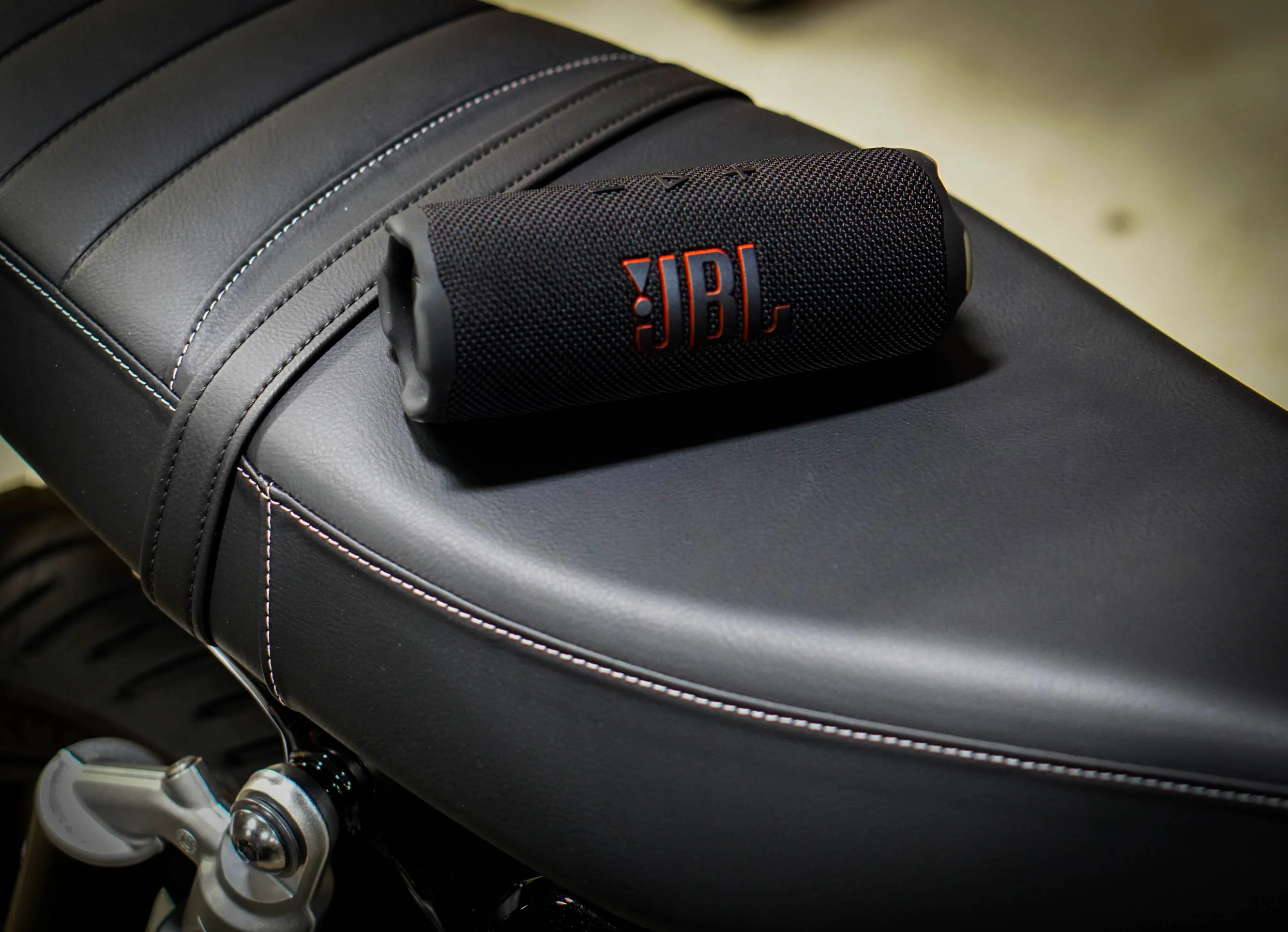 JBL Flip 7 | Black | Portable waterproof and drop-proof speaker - Image 4